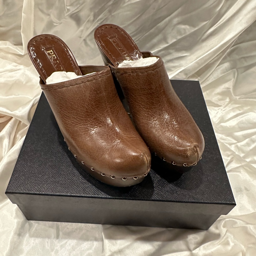 Prada Calzature Donna vitshine Nocciolo distressed leather clog with stud detail